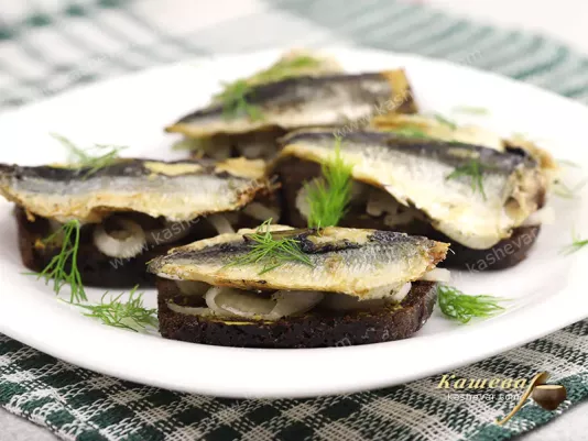 Бутерброд з салакою та маринованою цибулею – рецепт з фото, шведська страва