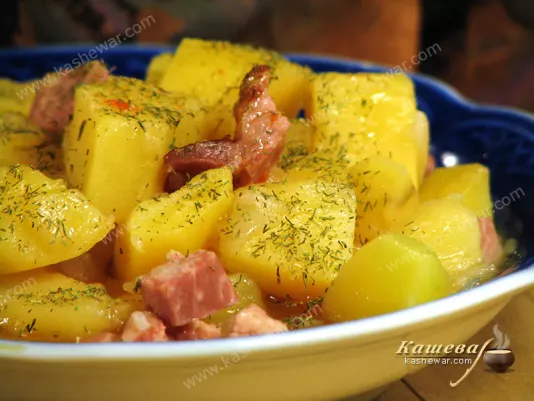 Картопля тушкована з грудинкою – рецепт з фото, основна страва