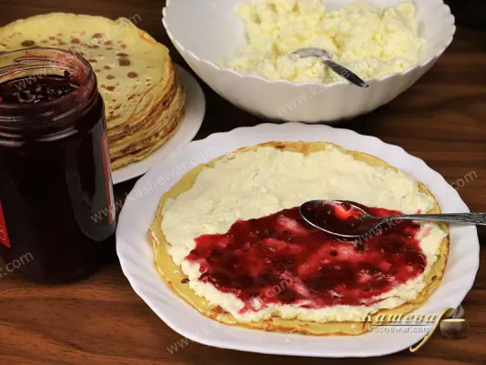 Pancakes with cottage cheese and raspberries