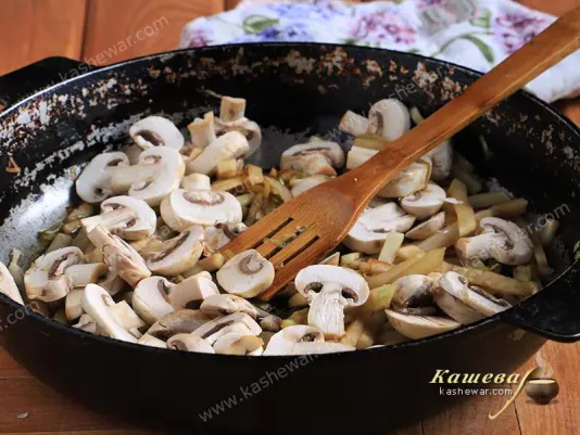 Mushrooms and kohlrabi in a frying pan