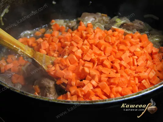 Моркву нарізати кубиком і додати до м'яса.