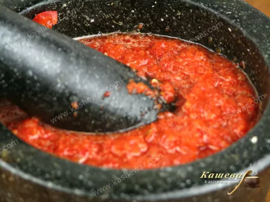 Bell pepper grate in a mortar