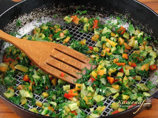 Перец с зеленью в сковороде