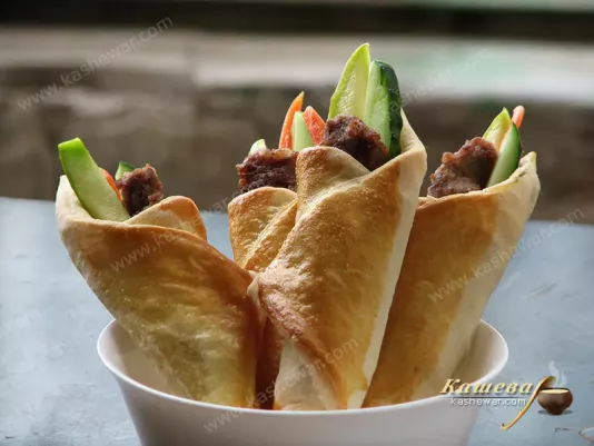 Листкові трубочки з яловичиною та овочами – рецепт з фото, італійська кухня