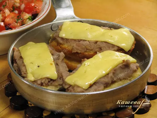 Гарячі бутерброди з квасолею та сиром – рецепт з фото, мексиканська кухня