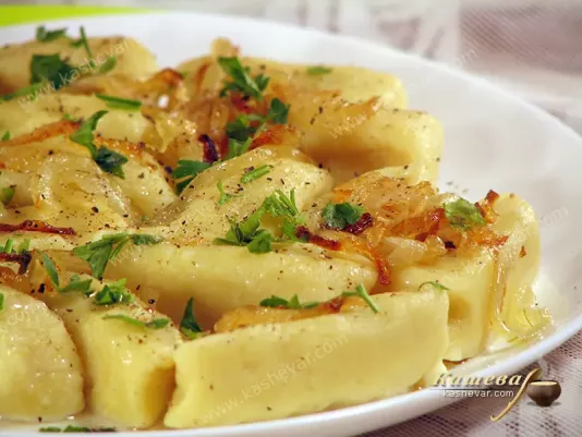 Галушки картопляні з олією та цибулею – рецепт з фото, українська кухня