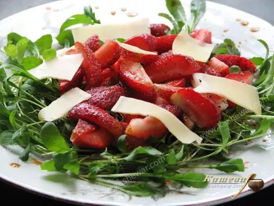 Салат з полуницею та руколою – рецепт з фото, італійська кухня