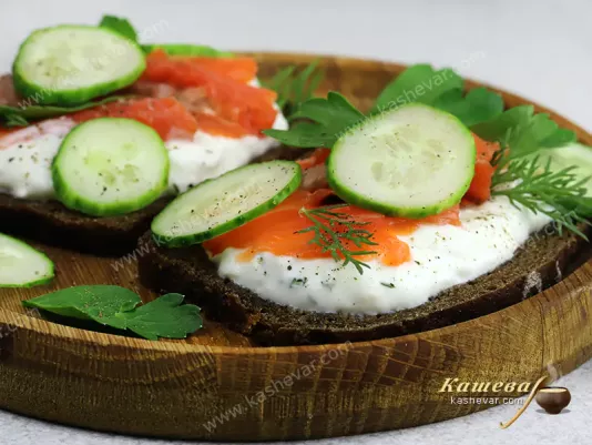 Солоний лосось з соусом зі сметани та хрону – рецепт з фото, шведська кухня