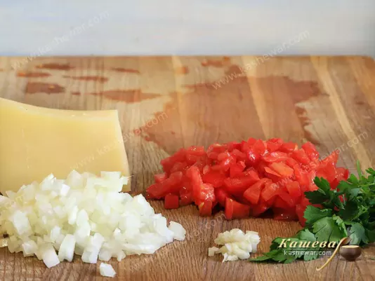 Finely chopped tomatoes, onion and garlic