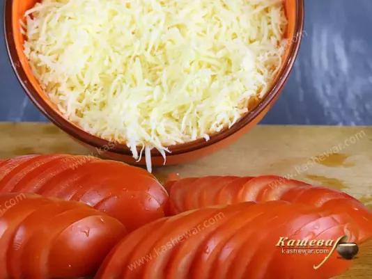 Тертый сыр и порезанные помидоры