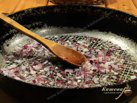 Фіолетова цибуля обсмажена на сковороді
