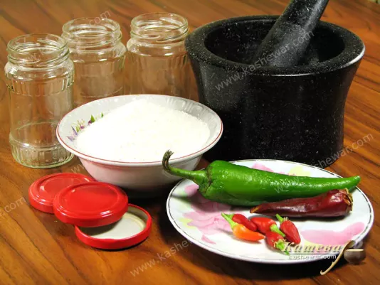 Соль, острый перец и баночки для чили соли