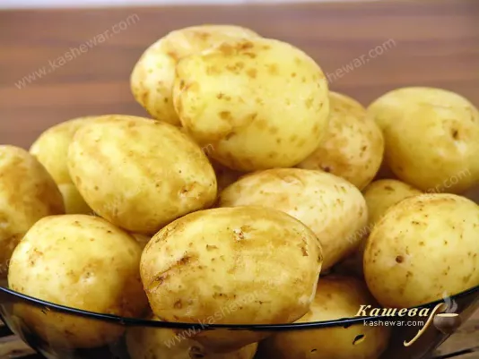 Очищена молода картопля