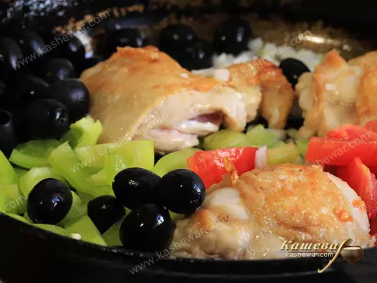 Chicken with olives and bell peppers