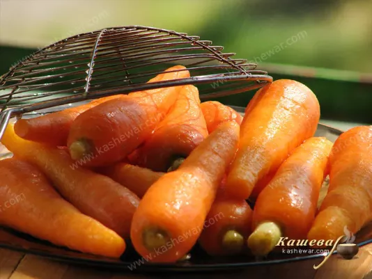 Cooling pickled carrots