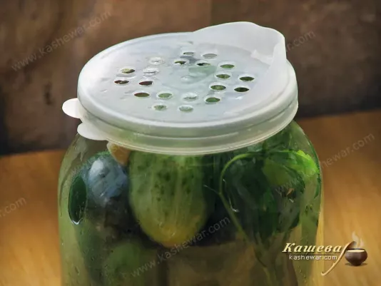 Scalding cucumbers with boiling water