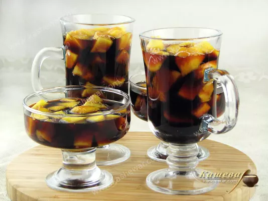 Cooling red wine jelly with peaches
