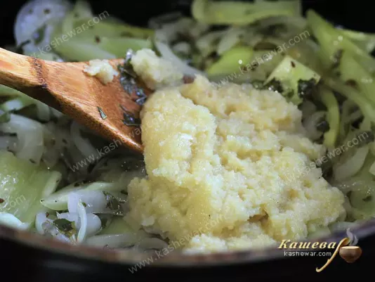 Толченый имбирь с чесноком в сковороде с овощами