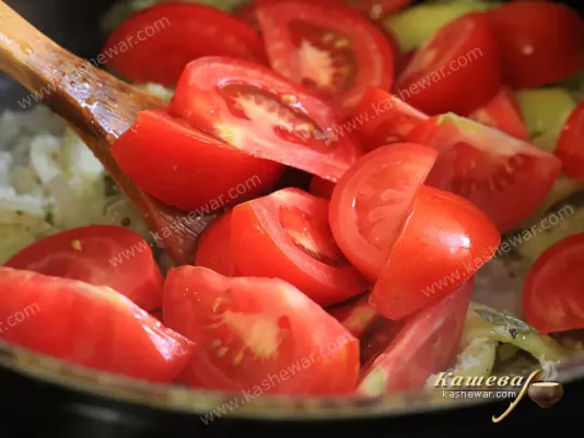 Шматочки помідорів з сковородою з овочами та спеціями.