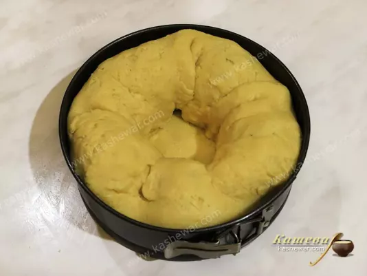 Підготовка пирога з айви до випічки