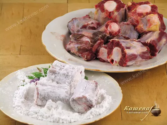Preparation of beef tail for ragout