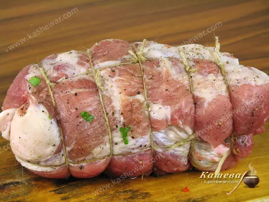 Put the stuffing on the layer of meat and roll it into a roll.