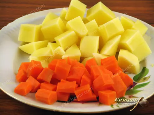 Картопля та морква порізані кубиком