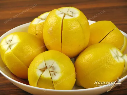 Лимоны помыть, высушить и сделать надрезы