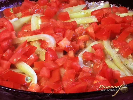 Braising bell peppers and tomatoes