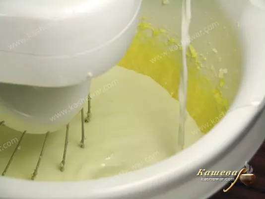 Додавання в тісто для пудингу жовтків, молока та борошна