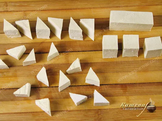 Нарізка тофу на трикутні шматочки