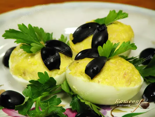 Яйця, фаршировані курячим м'ясом – єврейська кухня.