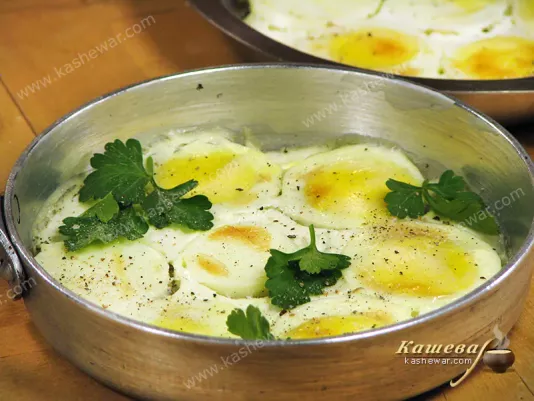 Яйця, запечені у сметані – рецепт з фото, українська страва