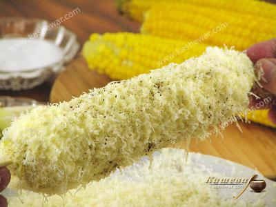 Вареная кукуруза с лаймом и пармезаном