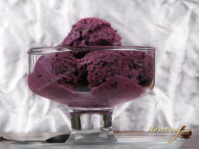 Ricotta ice cream with blueberries