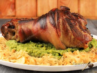 Knuckle with sauerkraut and peas (Haxn) – recipe with photo, German cuisine