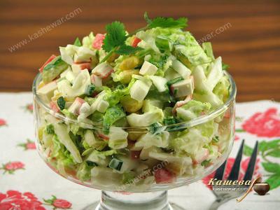 Крабовый салат – рецепт приготовления блюда советской кухни, очень популярный салат конца восьмидесятых годов