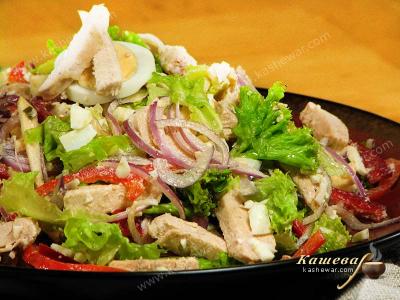 Салат из куриного филе и овощей