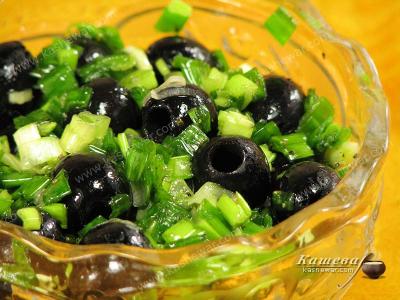 Салат из лука и оливок
