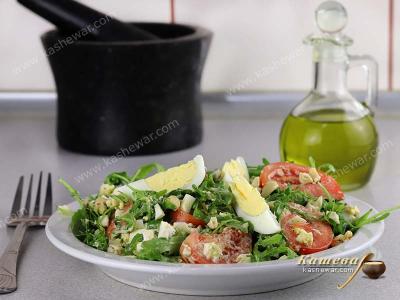 Салат с руколой, помидором и яйцами