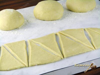 Roll the dough thinly and cut into segments