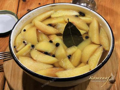 Boiled quince in marinade