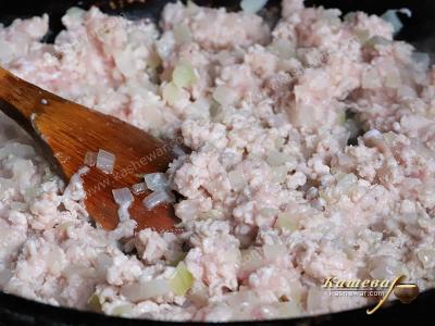 Minced meat and onions in a pan