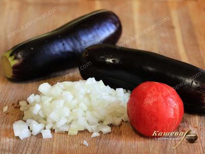 Finely chopped onion, peeled tomato and eggplant
