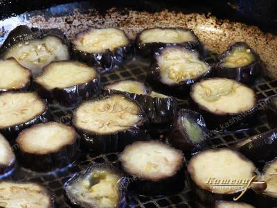 Steamed eggplant in a frying pan
