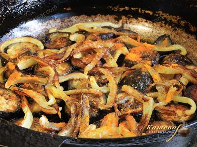 Pepper with eggplant in a frying pan