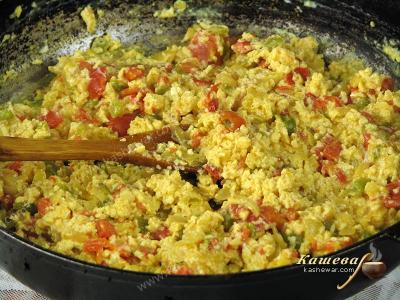 Add eggs to vegetables