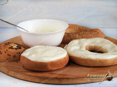 Bagel and bun with cream cheese