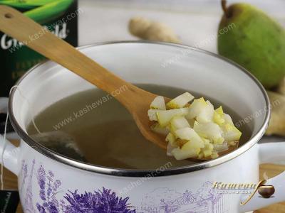 Brewing pear and tea in water