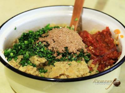 Lentils with bulgur, tomato paste and herbs